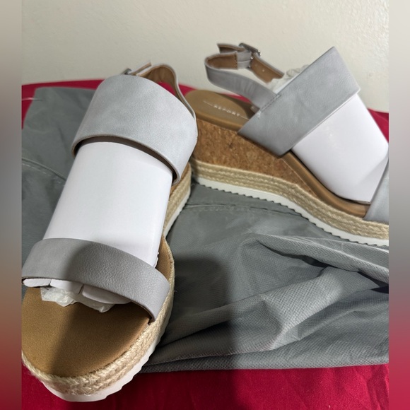 NWT 9.5 Light Grey Elmer Sport Bottom Wedge Sandles - Picture 2 of 5
